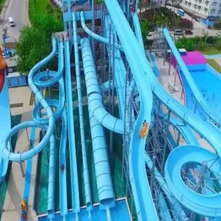 Насладитесь 17 горками, волновым бассейном, шоу русалок, сказочной улицей, музыкой диджея, пенной вечеринкой и пляжным весельем в аквапарке DoluSu из Кемера с трансфером из отеля!