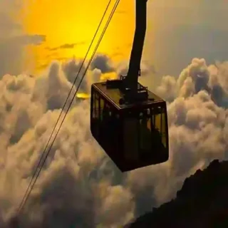 Genießen Sie einen magischen Sonnenuntergang auf dem Berg Tahtalı mit einer Seilbahnfahrt, Panoramablick, Abendessen und Live-Musik. Inklusive Hoteltransfer von Antalya.