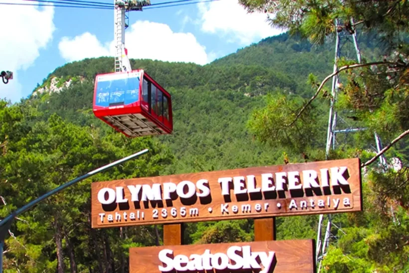 Buchen Sie Ihren Olympos Teleferik Ausflug! Fahren Sie mit der Tahtalı-Seilbahn auf den 2365 m hohen Gipfel und genießen Sie einen atemberaubenden Panoramablick auf Kemer. Der perfekte Ausflug für Fotografen. Transfer inklusive.