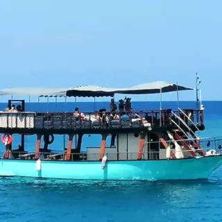 Забронируйте VIP-тур на яхте в Белеке! Насладитесь спокойной поездкой в небольшой группе с купанием, шезлонгами и обедом из морского окуня на гриле. Максимально расслабляющая экскурсия. Трансфер включен.