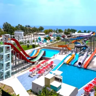 Насладитесь веселым днем в аквапарке Kingdom of Sea из Кемера: захватывающие горки, волновой бассейн, детские зоны, обед, спасатели и трансфер из отеля включены!