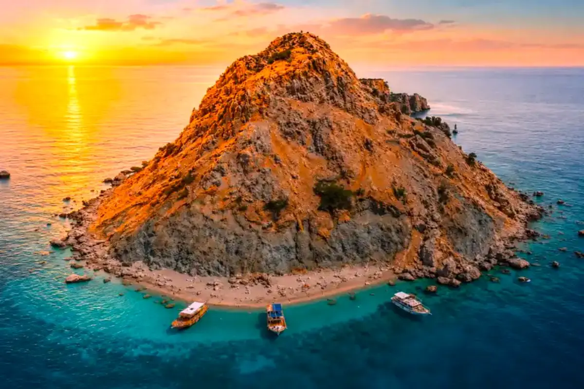 Sunset Yacht Tour to Suluada Island – Swimming, Dinner on Board & Breathtaking Sea Sunset