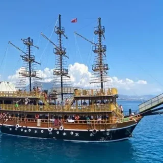Participez à l'excursion en bateau des pirates d'Alanya ! La meilleure excursion en mer pour voir la Tour Rouge, les grottes et la plage de Cleopatra. Déjeuner, soirée mousse et transfert inclus. Réservez votre excursion amusante !
