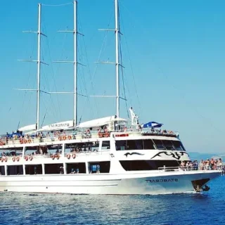 Réservez l'excursion en bateau Alanya Starcraft ! Profitez d'une croisière d'une journée, d'arrêts baignade, d'une soirée mousse et découvrez les célèbres grottes de pirates. Une excursion d'une journée amusante !