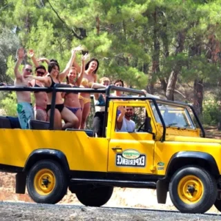 Dołącz do Belek Jeep Safari Tour i odkryj góry Taurus w potężnych jeepach 4×4. Odwiedź górskie wioski, popływaj w rzekach, zjedz obiad z grilla i przeżyj cały dzień przygody i natury!