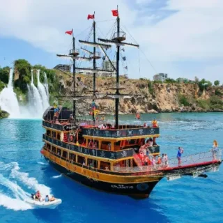Réservez l'excursion en bateau des pirates de Belek ! Excursion amusante d'une journée entière avec soirée mousse, musique et baignade à Turtle Bay. Admirez les chutes d'eau et la côte. Transfert inclus !