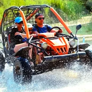 Reserve su excursión Side Buggy Safari Disfrute de una excursión de aventura en quad por pistas forestales todoterreno llenas de barro. ¡Excursión perfecta para principiantes! Traslado incluido.