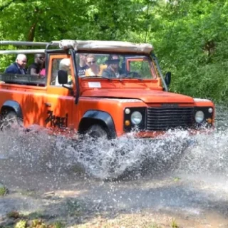 Rejoignez le Side Jeep Safari Tour et explorez les montagnes du Taurus à bord de puissantes jeeps 4×4. Visitez des villages de montagne, nagez dans des rivières, profitez d'un déjeuner barbecue et vivez une journée entière d'aventure et de nature !