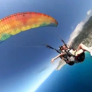 ¡Vuelo biplaza en parapente lateral! Vuela desde 700 m para disfrutar de un subidón de adrenalina y unas vistas impresionantes. Traslado desde Side incluido. No se necesita experiencia.