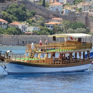 Réservez l'excursion en bateau Alanya Relax ! Excursion tranquille et sans musique le long de la côte. Découvrez les grottes, la Tour Rouge et profitez de 3-4 pauses pour vous baigner. Transfert inclus.