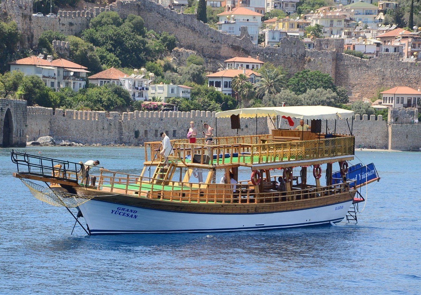Book the Alanya Relax Boat Tour! Quiet, music-free excursion along the coast. See caves, Red Tower, and enjoy 3-4 swimming breaks. Transfer included.