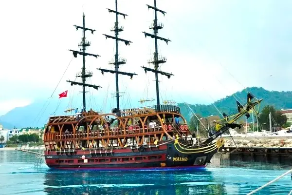 Participez à l'excursion en bateau pirate de Kemer - Red Dragon ! Cette excursion passionnante tout compris inclut la baignade, la soirée mousse et le déjeuner pour une journée inoubliable.