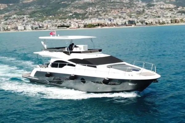 Аренда частной яхты в Алании на борту Efsane Deluxe. Наслаждайтесь дневными или закатными круизами, трансфером из отеля, остановками для купания и первоклассным обслуживанием на борту.