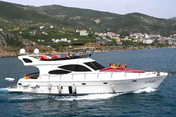 Испытайте частный чартер яхт в Алании на борту My Dreams-A. Идеально подходит для дневных и закатных круизов с экипажем, питанием и трансфером из отеля.