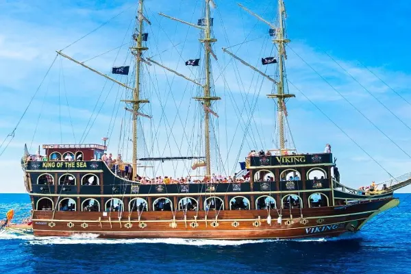 Excursión en barco pirata todo incluido en Alanya: paradas para nadar, cuevas marinas, fiesta de espuma, almuerzo y refrescos incluidos. Traslado al hotel. Reserva ahora, paga el mismo día.