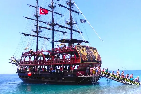 Excursion en bateau à Kemer vers les baies d'Olympos et de Porto Genoese avec arrêt à Phaselis. Baignades, déjeuner, transfert à l'hôtel inclus. Réservez maintenant, payez plus tard.