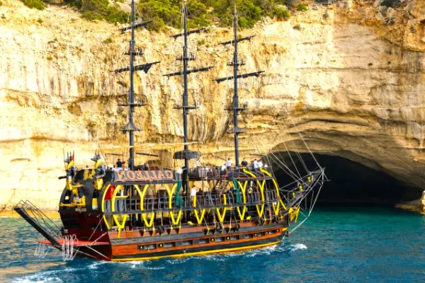 Bootstour ab Kemer zu den Buchten von Olympos und Porto Genoese mit Stopp in Phaselis. Badepausen, Mittagessen, Hoteltransfer inklusive. Jetzt buchen, später bezahlen.