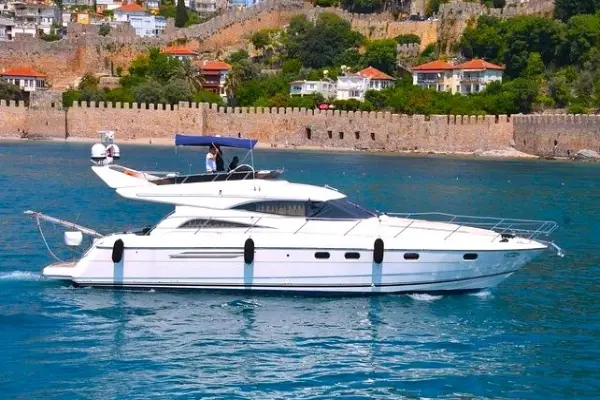 Private yacht rental in Alanya – Barbossa Deluxe offers luxury cruise, hotel transfer, swimming stops, onboard meal & premium service for perfect trips.