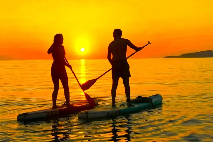 Disfruta de un tour al amanecer en SUP y kayak en Kemer. Rema por la costa mediterránea, explora la Cueva del Pirata, nada en aguas cristalinas y relájate en la naturaleza.