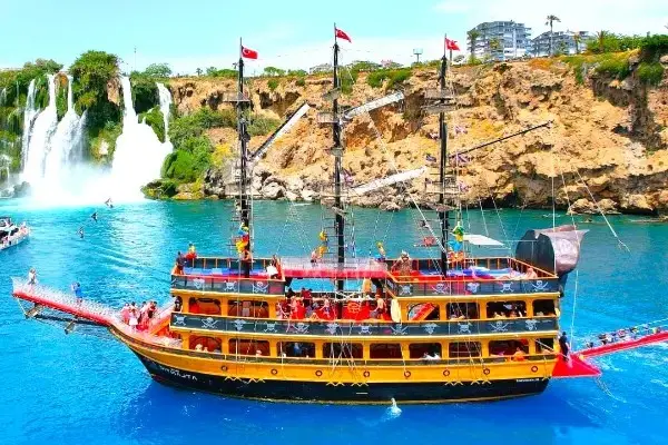 Excursion en bateau pirate de Belek à la cascade inférieure de Duden et à la plage de Lara avec transferts d'hôtel, arrêts baignade, déjeuner, boissons non alcoolisées, animation et fête de la mousse.